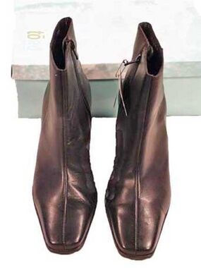 BOOTS, LEATHER HIGH HEEL ANKLE HEIGHT, Sz 8B, BLACK, RECTANGULAR HEELS 3 1/8 inc